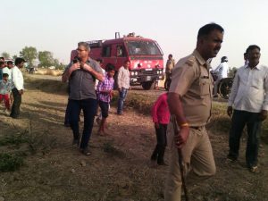 महाराजगंज के कोल्हुई थाना क्षेत्र में लगी आग देर से पहुंचे फायर बिग्रेड पर आक्रोशित किसानों ने किया पथराव -