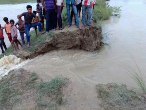 राजपुर दौलतपुर तटबन्ध टूटा सैकड़ों एकड़ फसले जलमग्न