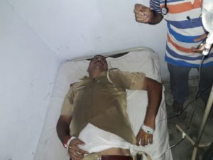 पुलिस का बदमासो से मुठभेड़, लगी गोली, दो पुलिस अधिकारी घायल