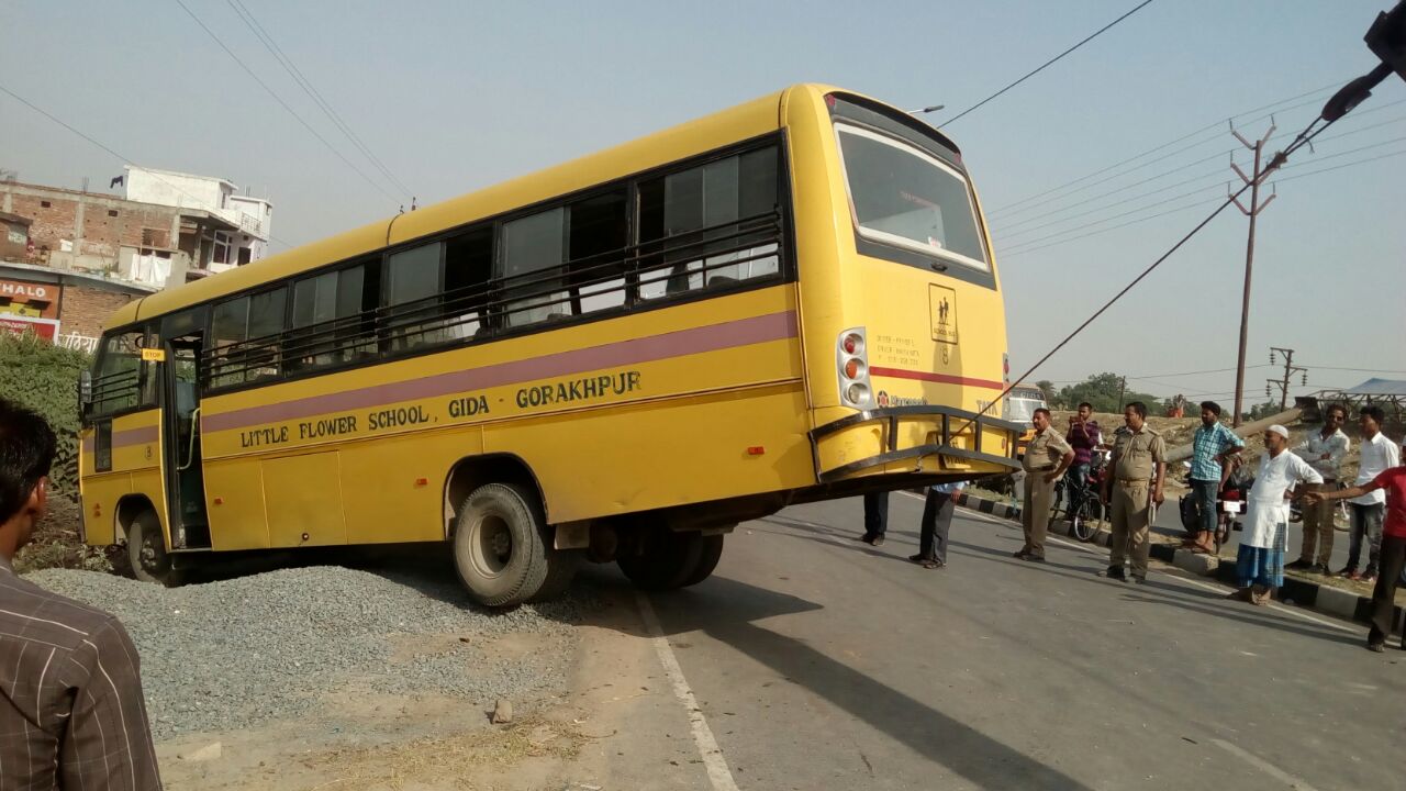 गोरखपुर:टायर फटने से अनियंत्रित ट्रक पलटी, स्कूल बस सड़क से उतरी ,टला बड़ा हादसा