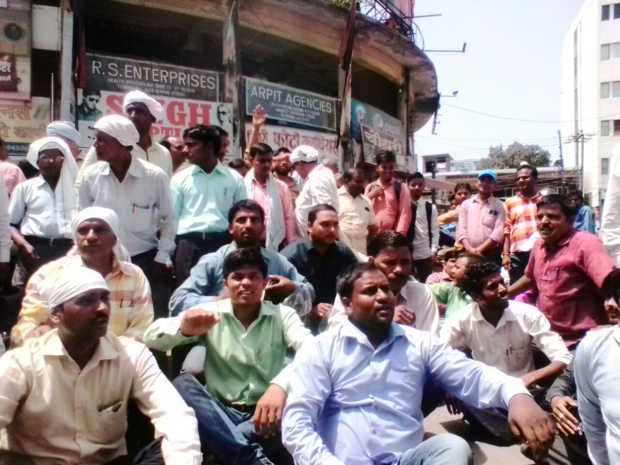 गोरखपुर उ०प्र० वित्त विहीन विद्यालय प्रबंधक संघ ने दिया धरना