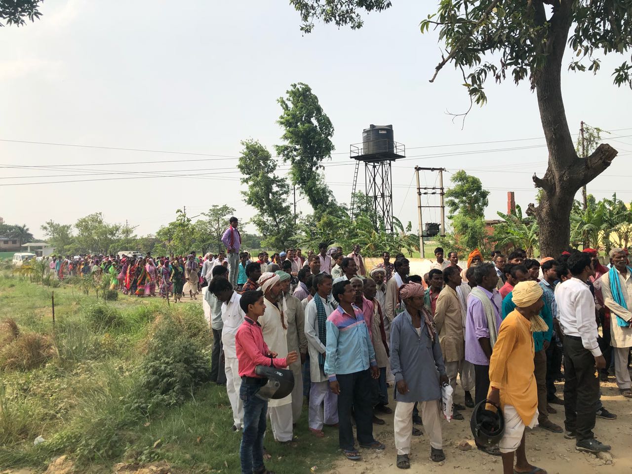 सोहगीबरवा गांव को बिहार से जोड़ने का मुद्दा गरमाया,समाज कल्याण मंत्री को ग्रामीणो ने सौंपा ज्ञापन