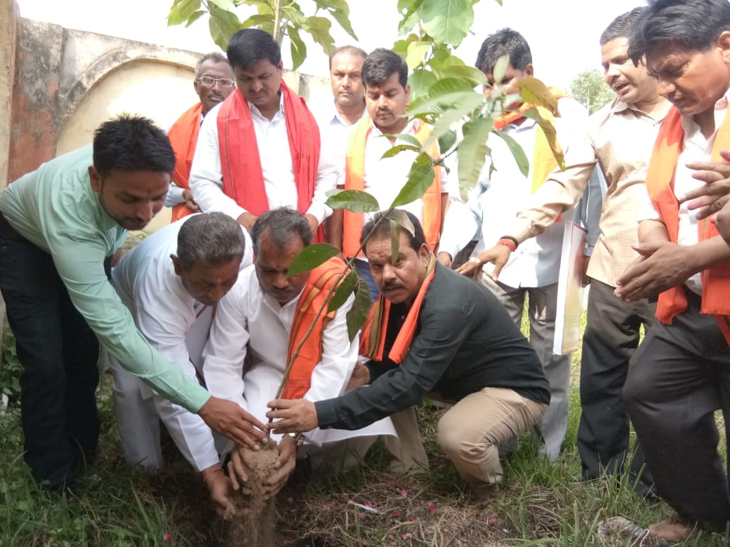 महाराजगंज:धूमधाम से मनाया जा रहा है मुख्यमंत्री का 46 वॉ जन्म दिन