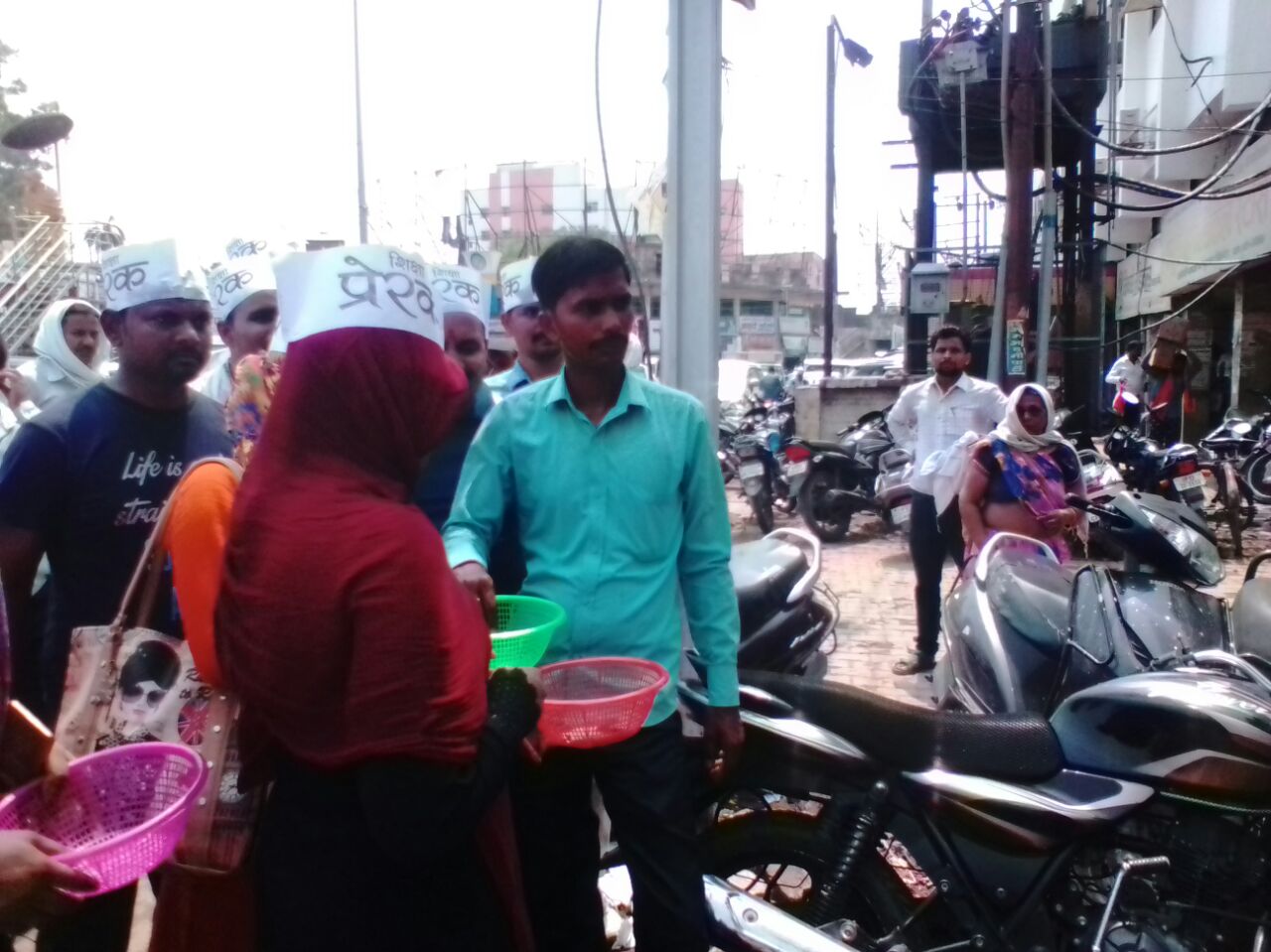 प्रेरक संघ गोरखपुर ने अनिश्चित कालीन धरने के आठवें दिन आज सड़क पर उतर कर किया भिक्षाटन