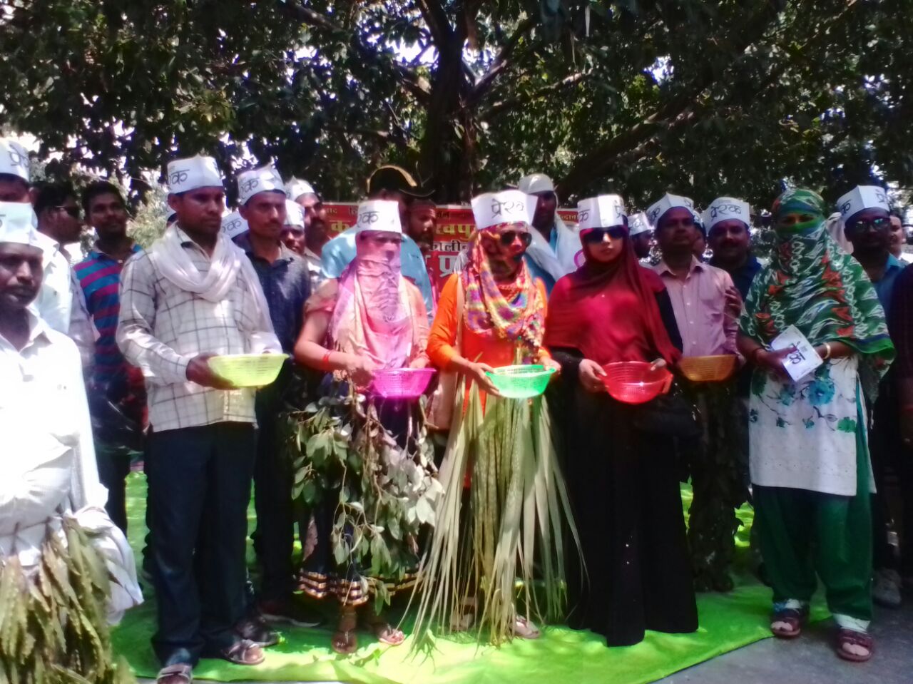 प्रेरक संघ गोरखपुर ने अनिश्चित कालीन धरने के आठवें दिन आज सड़क पर उतर कर किया भिक्षाटन