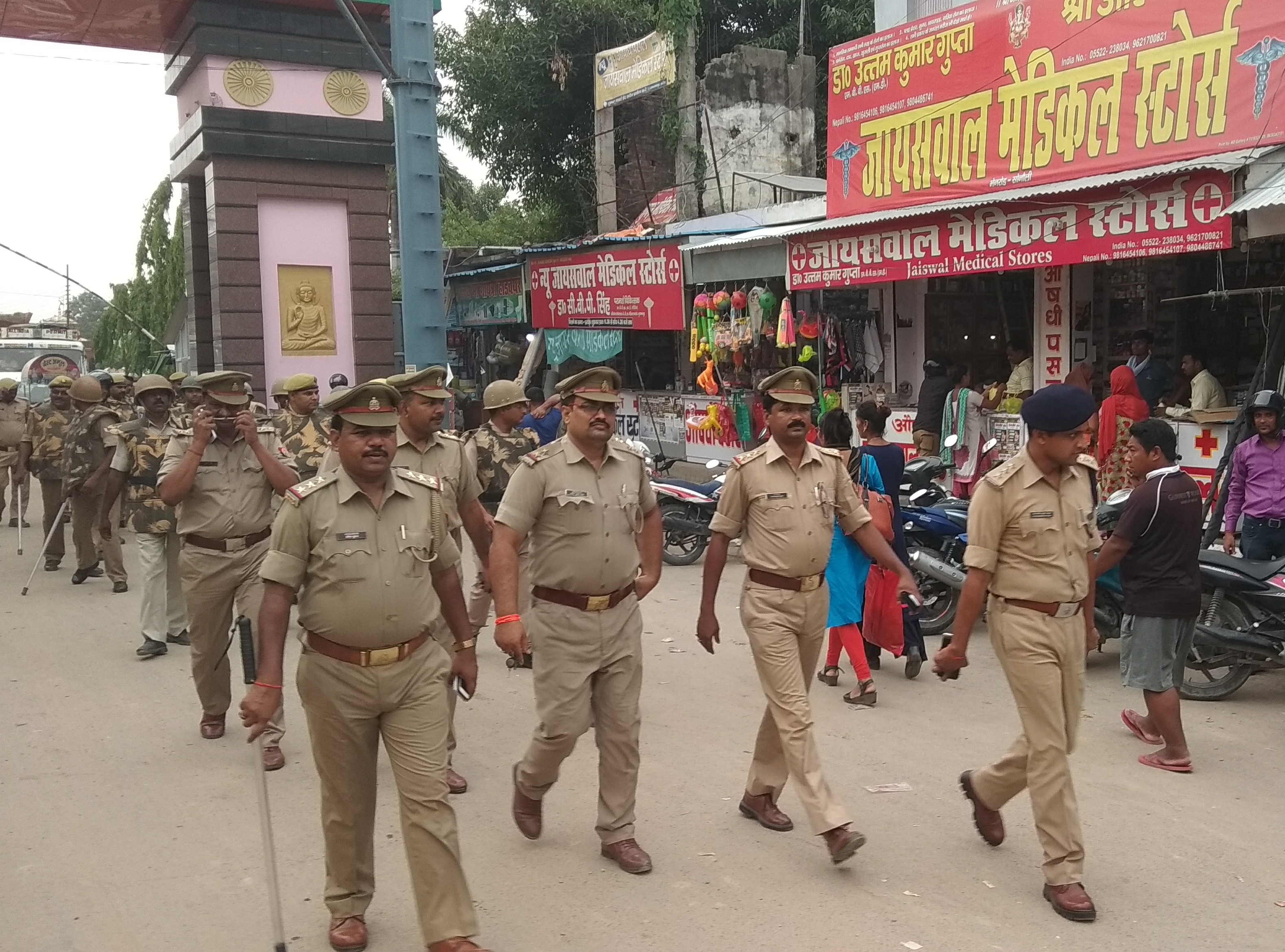 सोनौली - नौतनवा में पुलिस ने पैदल मार्च कर कराया सुरक्षा का एहसास