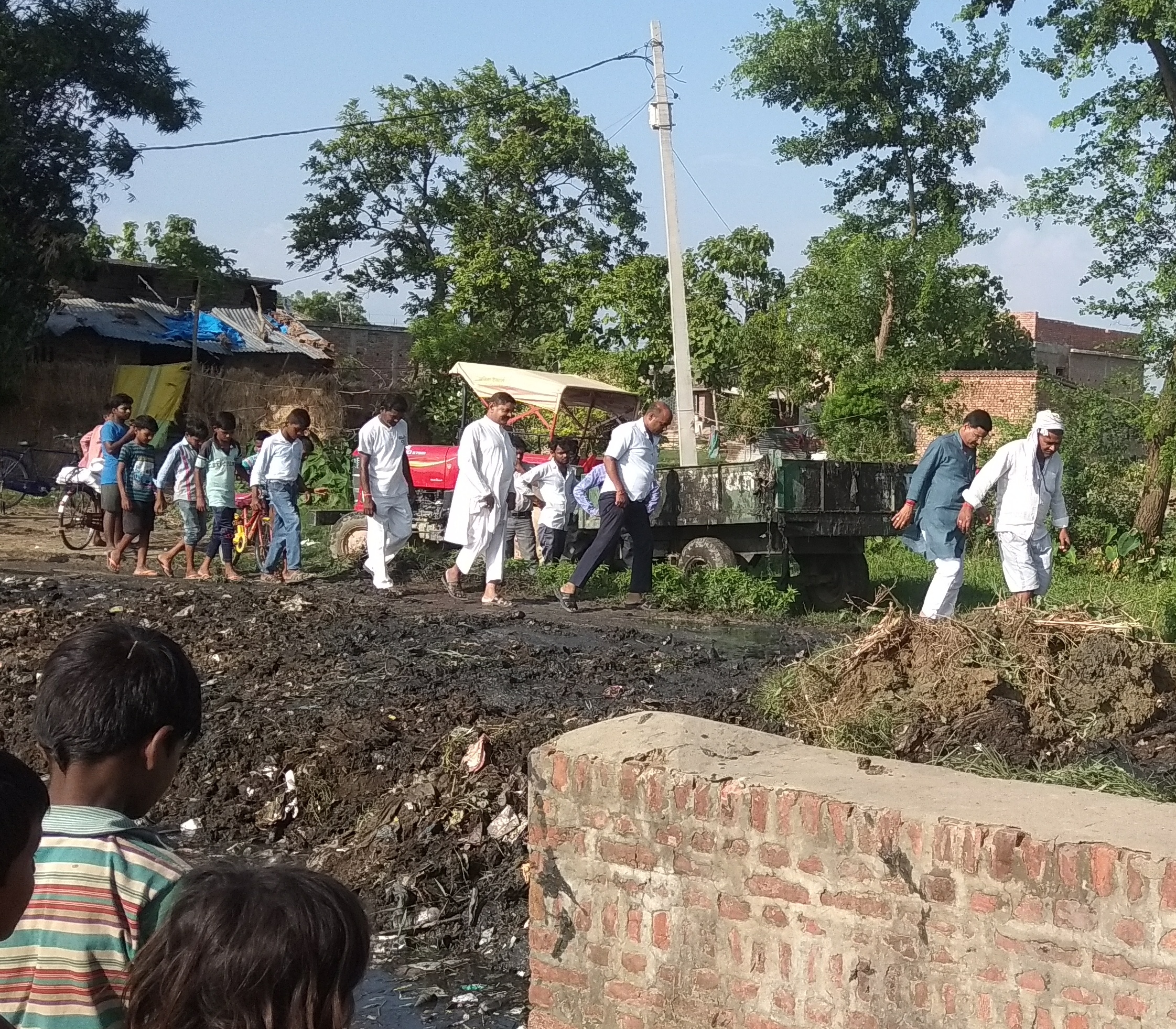 सोनौली नगर पंचायत की जेसीबी आने से लोगो में हर्ष व्याप्त