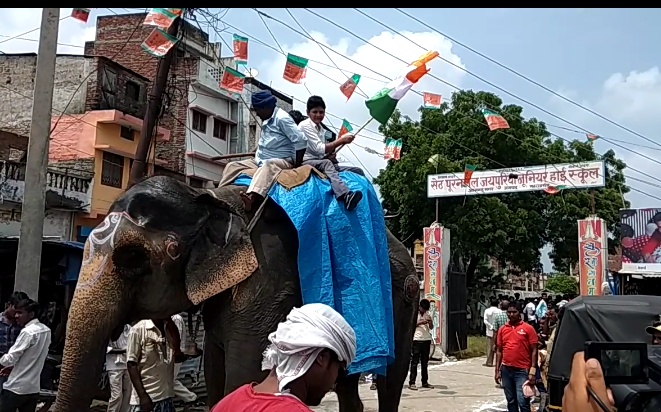 फरेंदा : गजराज की अगुवाई में निकाला गया तिरंगा यात्रा, देशभक्ति गीतों पर झूमे युवा