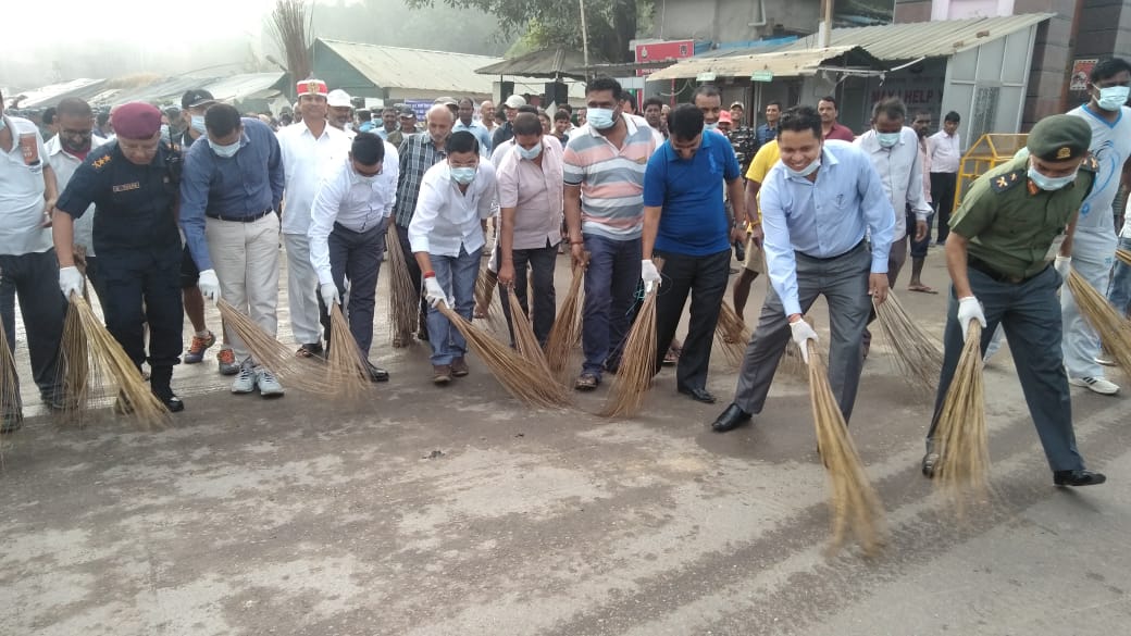 सोनौली बार्डर पर दोनो देशो के अधिकारियो ने लगाये झाडू, दिया स्वच्छ्ता का संदेश