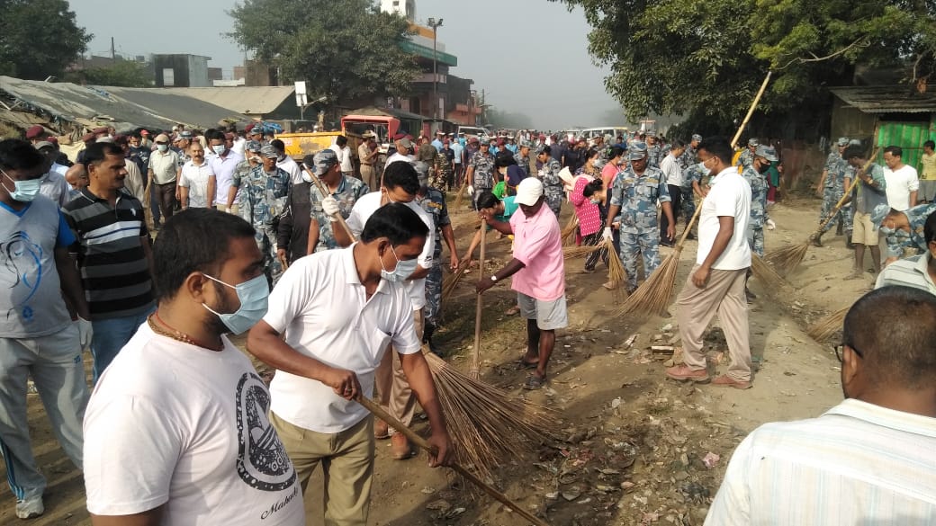 सोनौली बार्डर पर दोनो देशो के अधिकारियो ने लगाये झाडू, दिया स्वच्छ्ता का संदेश