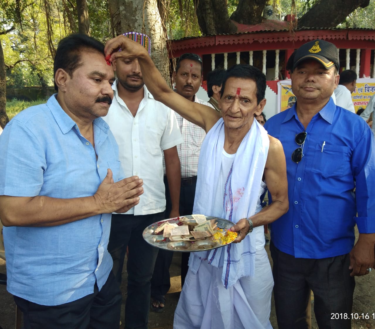 नौतनवा: गोरखा समाज ने किया फूल पाती कार्यक्रम, गुड्डू खान ने दी बधाई