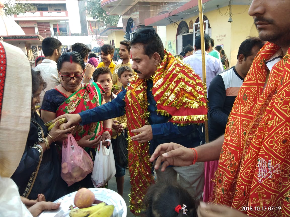 महराजगंज: माता बनैलिया के मंदिर में चेयरमैन नौतनवा ने किया प्रसाद वितरण