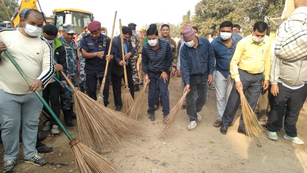 सोनौली बॉर्डर पर दोनों देशों के अधिकारियों ने झाड़ू लगाकर स्वच्छता का दिया संदेश।