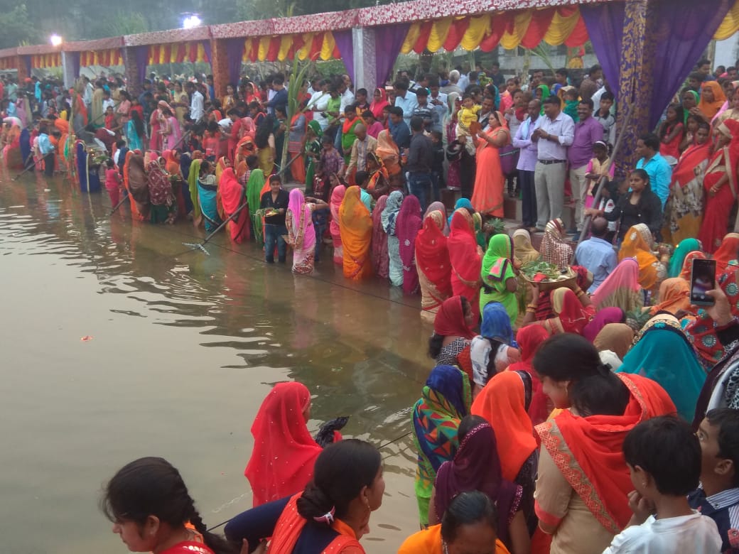 सोनौली चेयरमैन व सुधीर त्रिपाठी ने 101दीप जलाकर छ्ठ माता की किया पूजा अर्चना, शांति , समृद्धि की कामना।