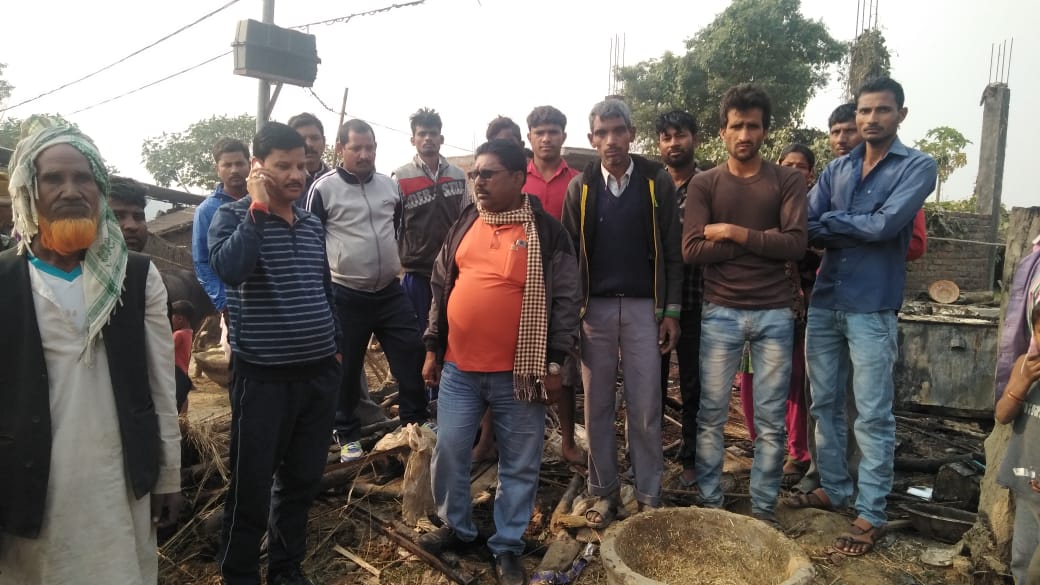 श्यामकाट गांव में लगी आग, दो घर जलकर खाक, जानवर झुलसे, चेयरमैन सोनौली ने कियाआर्थिक सहयोग।