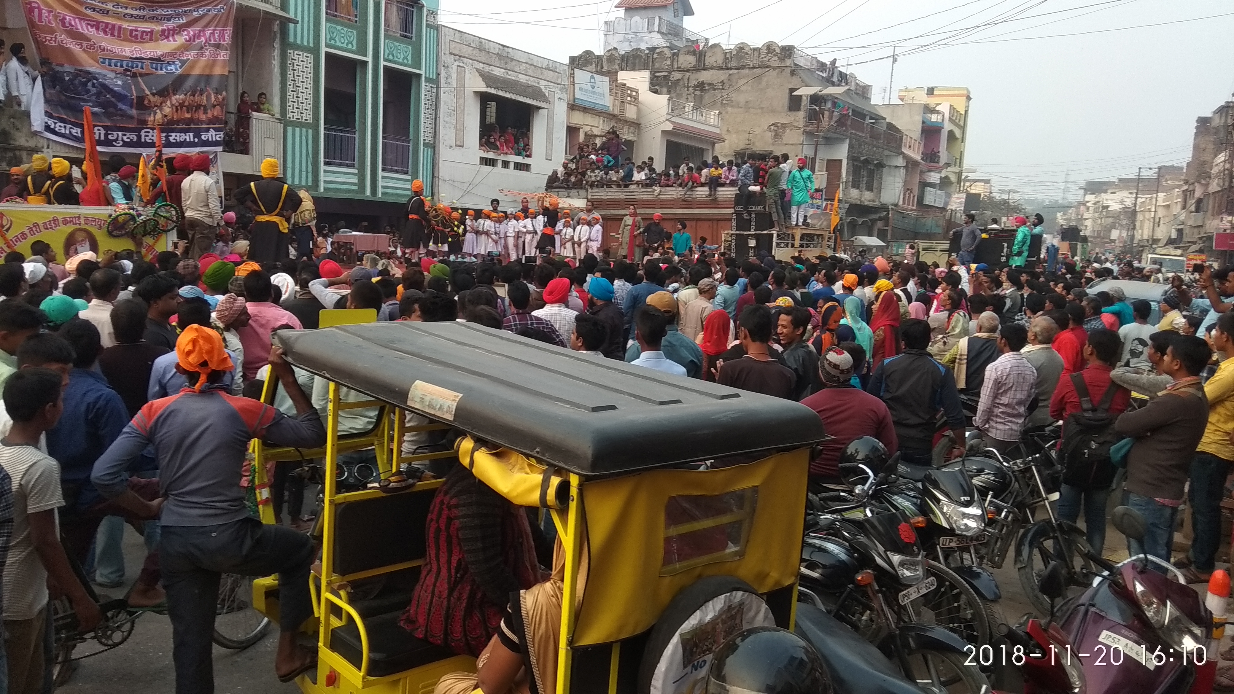 नौतनवा: गुरुनानक देव के प्रकाश पर्व पर निकली गयी भब्य शोभायात्रा।