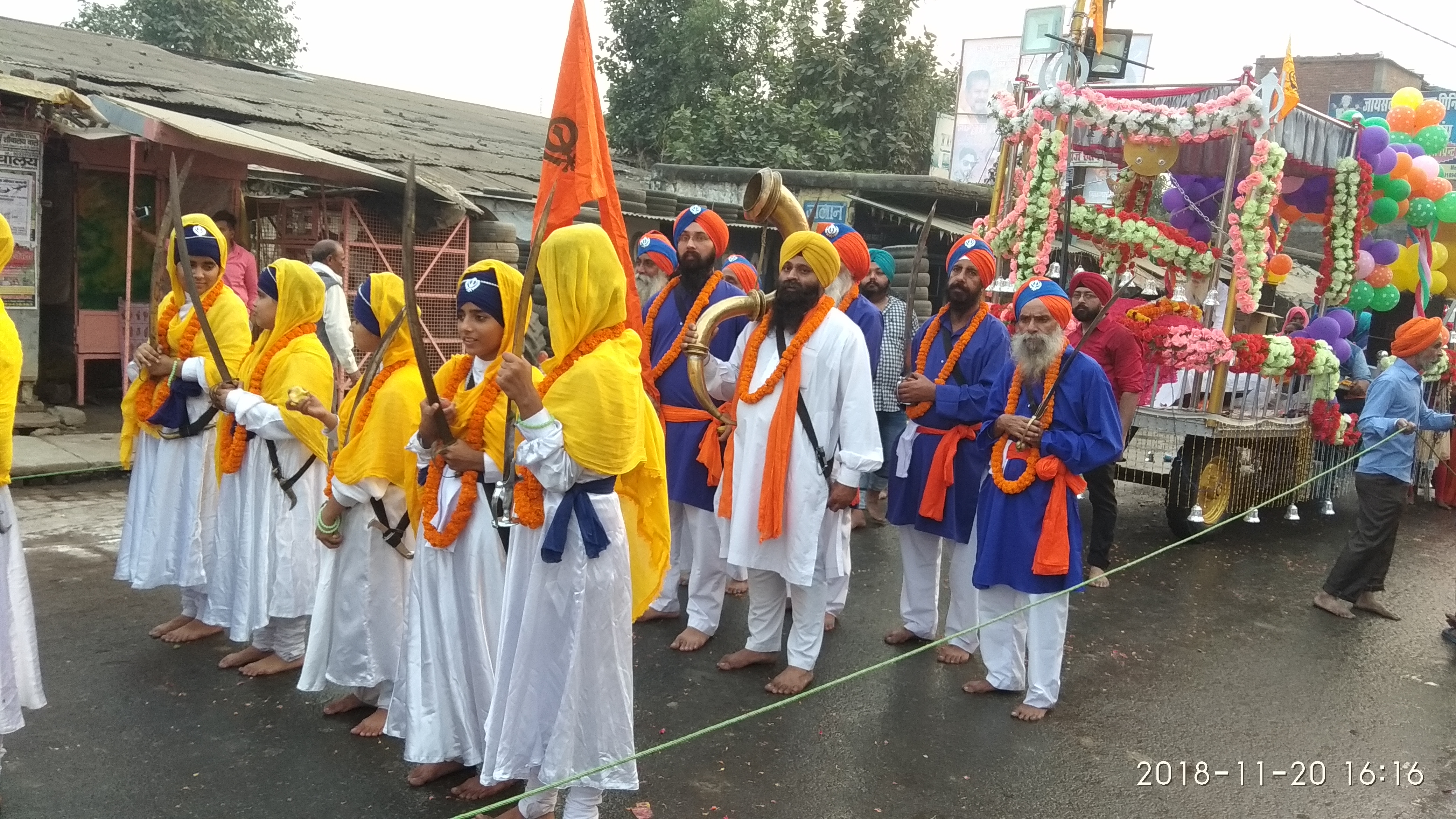 नौतनवा: गुरुनानक देव के प्रकाश पर्व पर निकली गयी भब्य शोभायात्रा।