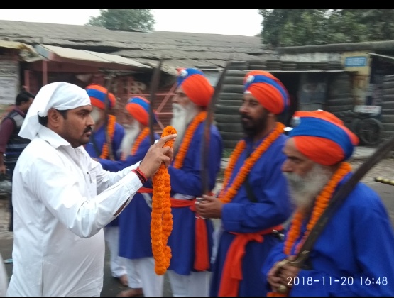 नौतनवा: गुरुनानक देव के प्रकाश पर्व पर निकली गयी भब्य शोभायात्रा।