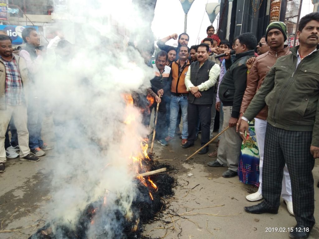 नौतनवा और सोनौली में फूका गया आतंकियो का पुतला, पाकिस्तान के विरोध में लगे नारे।