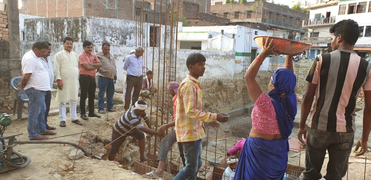 सोनोैली:निर्माणाधीन नगर पंचायत कार्यालय का सुधीर त्रिपाठी ने किया निरीक्षण