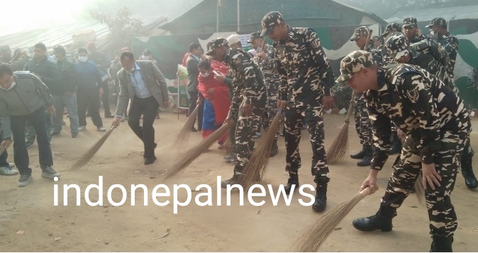 इंडो नेपाल बॉर्डर पर सुरक्षा अधिकारियों ने चलाया स्वच्छ्ता अभियान