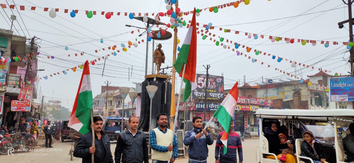 नौतनवा के गांधी चौक पर उत्साही युवा