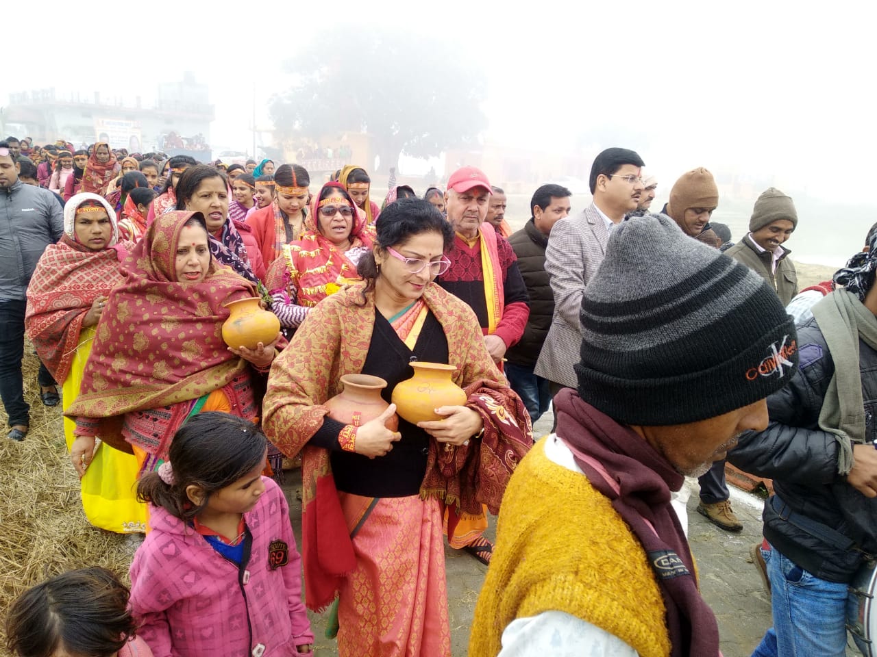 सोनौली:माता चन्चाई देवी मंदिर से ढोल नगाड़े के साथ निकली भब्य शोभा यात्रा