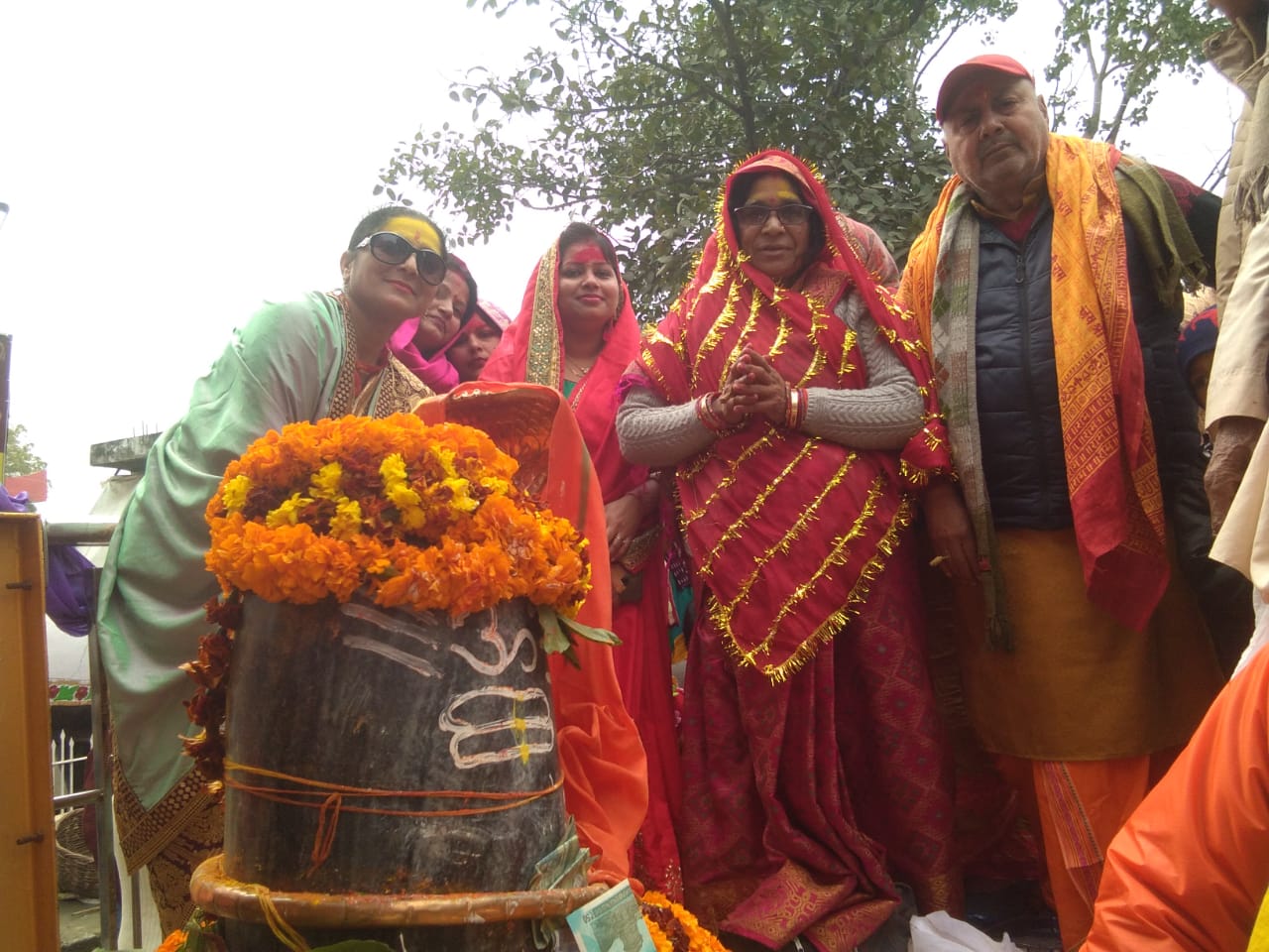 सोनौली: मां चंचाई मंदिर मे हुई शिव लिंग की स्थापना, भव्य शोभायात्रा, भंडारा।