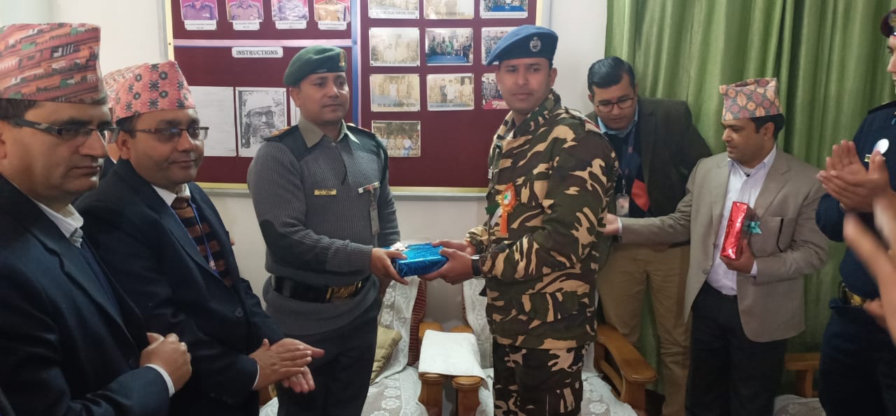 इंडो नेपाल बॉर्डर पर नेपाली अधिकारियों ने दी शुभकामनाएं