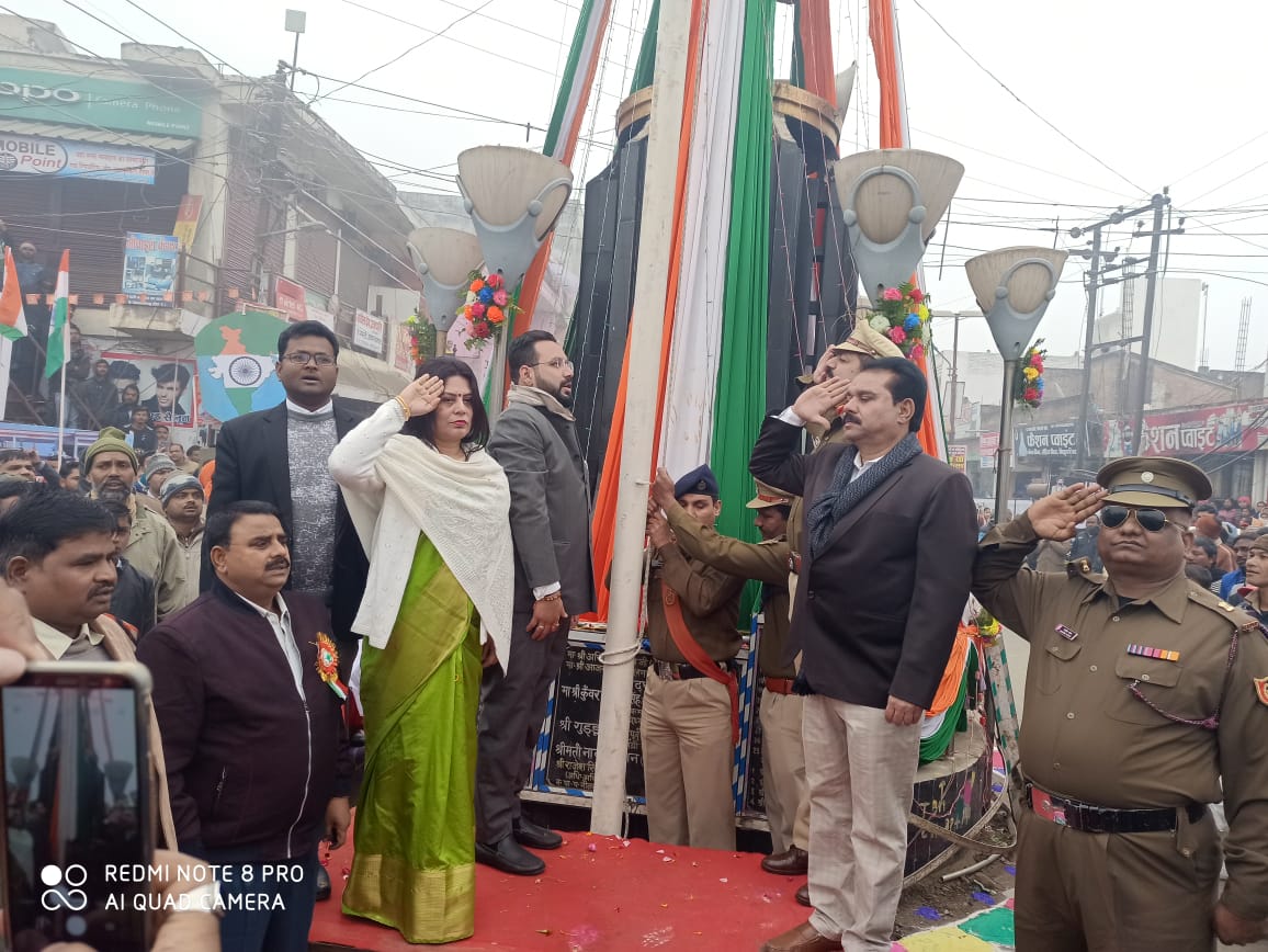 नौतनवा: गणतंत्र दिवस पर गांधी चौक का बदला नजारा, परेड और सलामी के बीच हुआ ध्वजारोहण