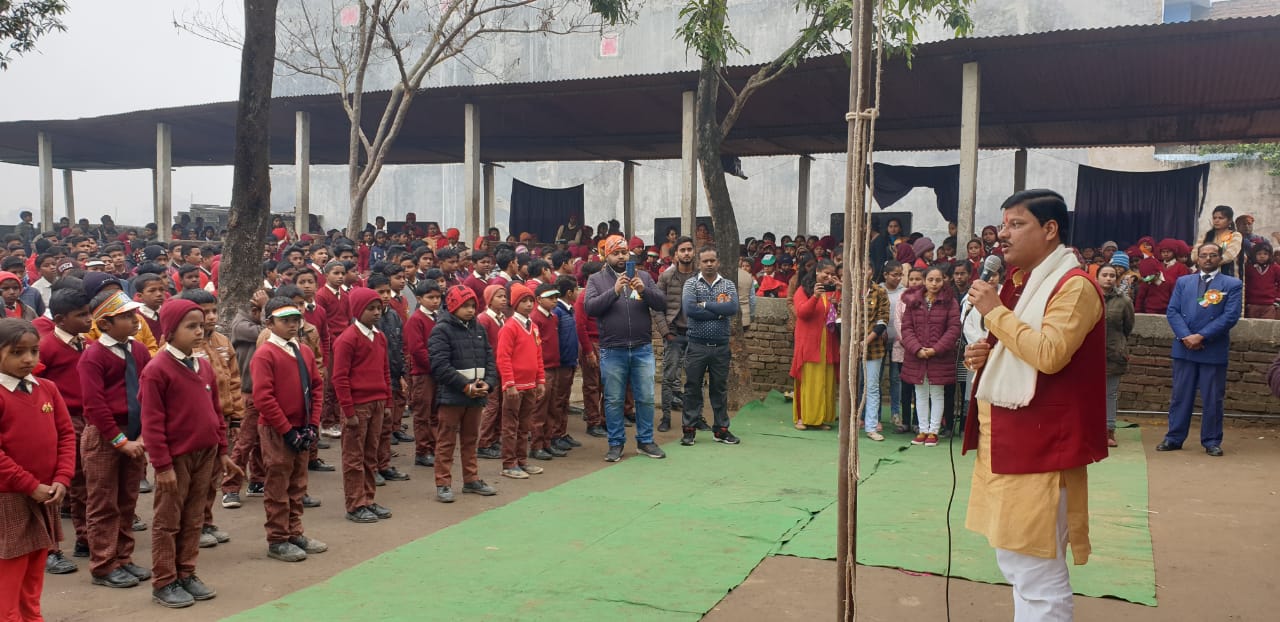 सोनौली बॉर्डर पर गूंजा बंदे मातरम, सुधीर त्रिपाठी ने किया ध्वजारोहण