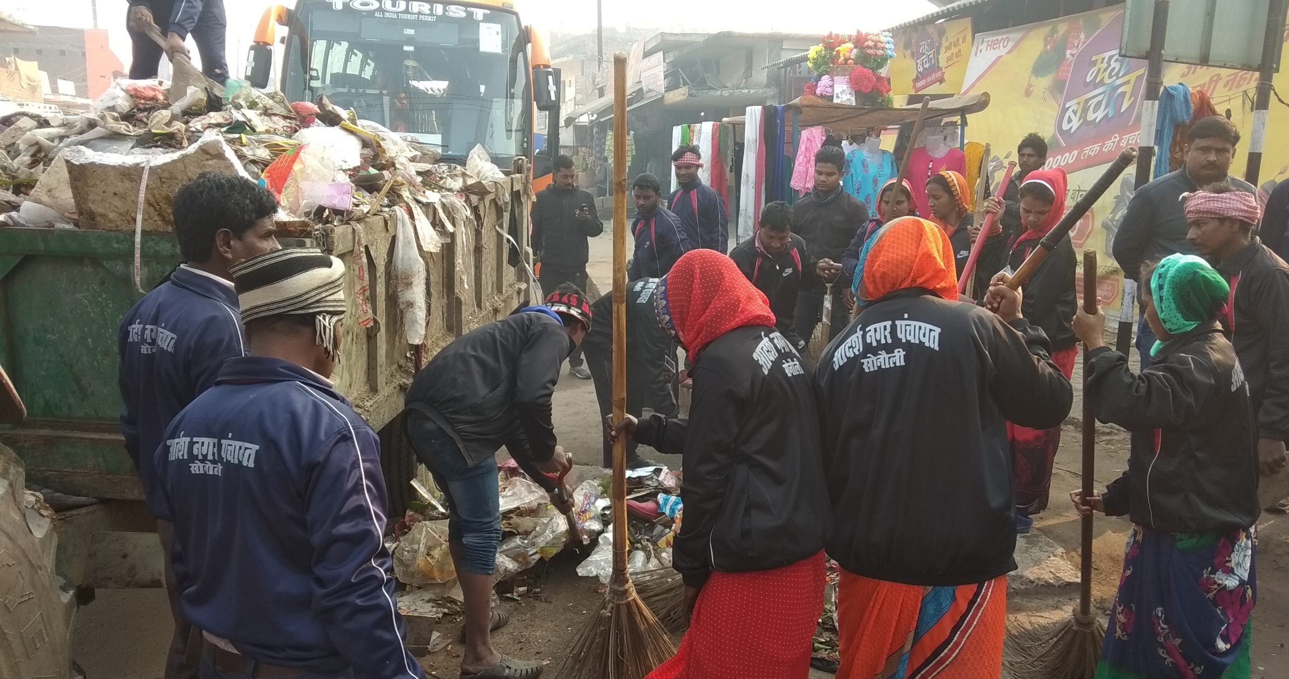 सोनौली: सुधीर त्रिपाठी ने मोहल्लों के सफाई व्यवस्था का जाना हाल।